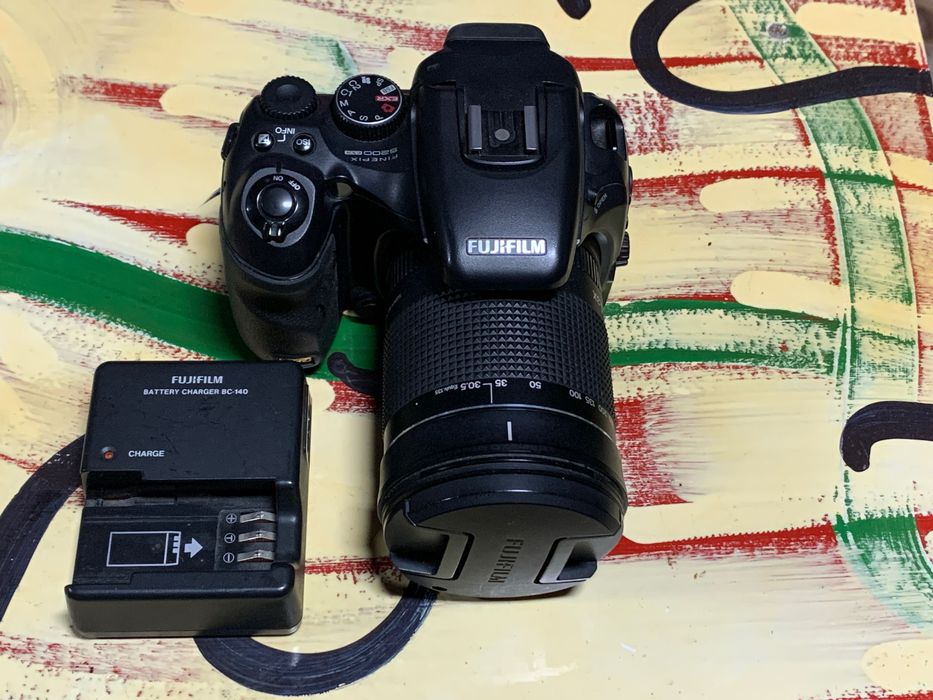 Fujifilm S200EXR 12 MP Мегапиксела 14.3 x Super Zoom Digital Camera