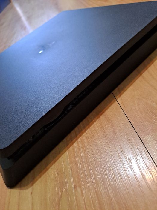 PlayStation 4 1TB с 5 вградени игри