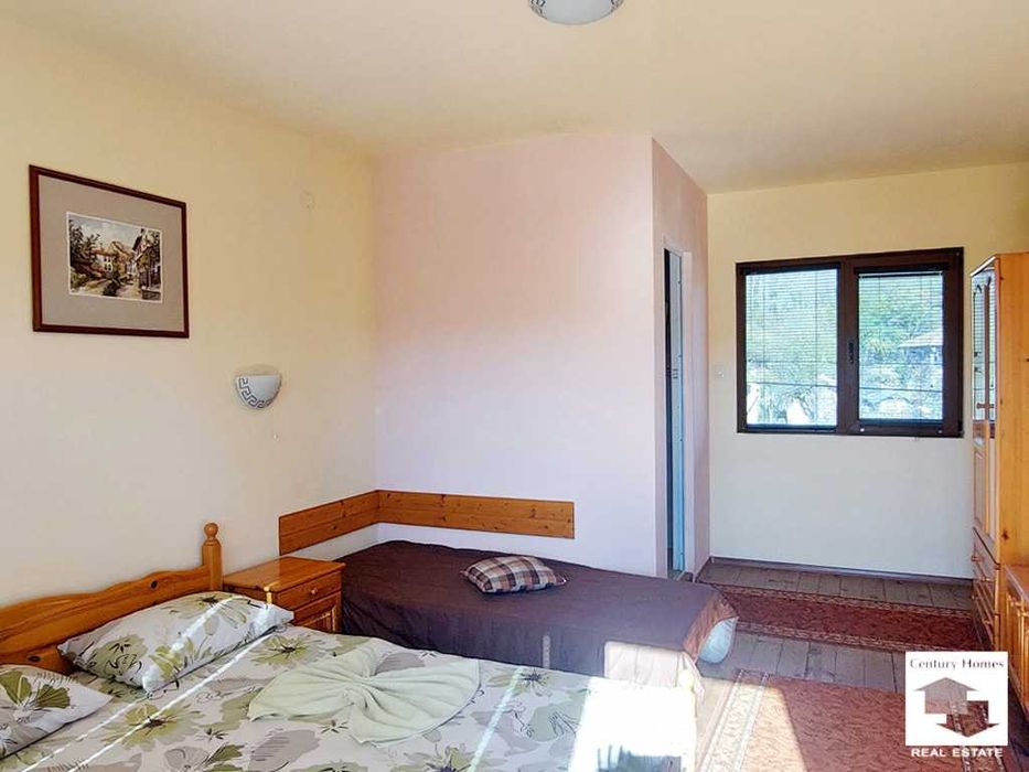 116249 Къща с 8 спални, механа и добре аранжиран двор в с. Емен