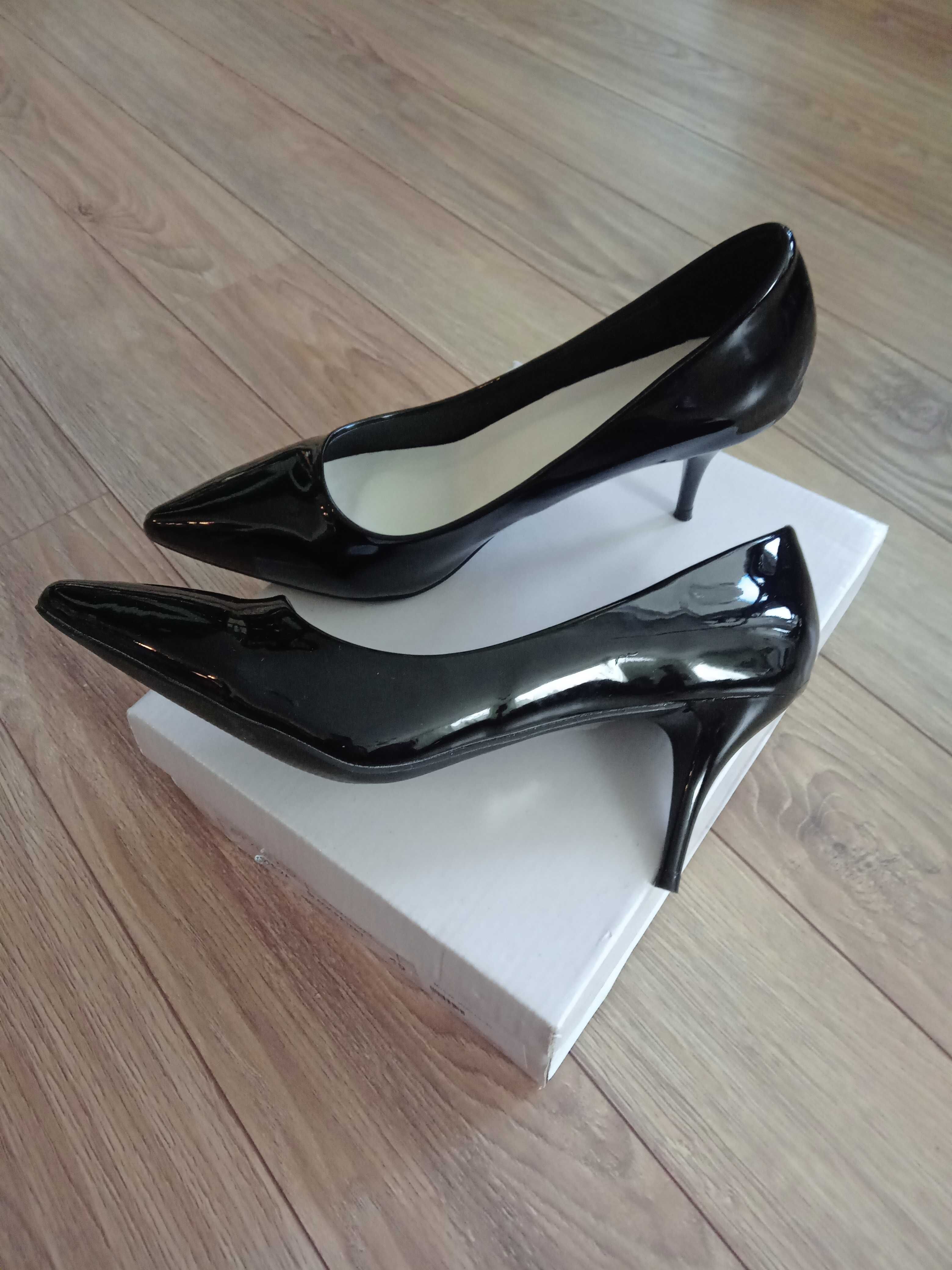 Дамски  черни обувки GIDO