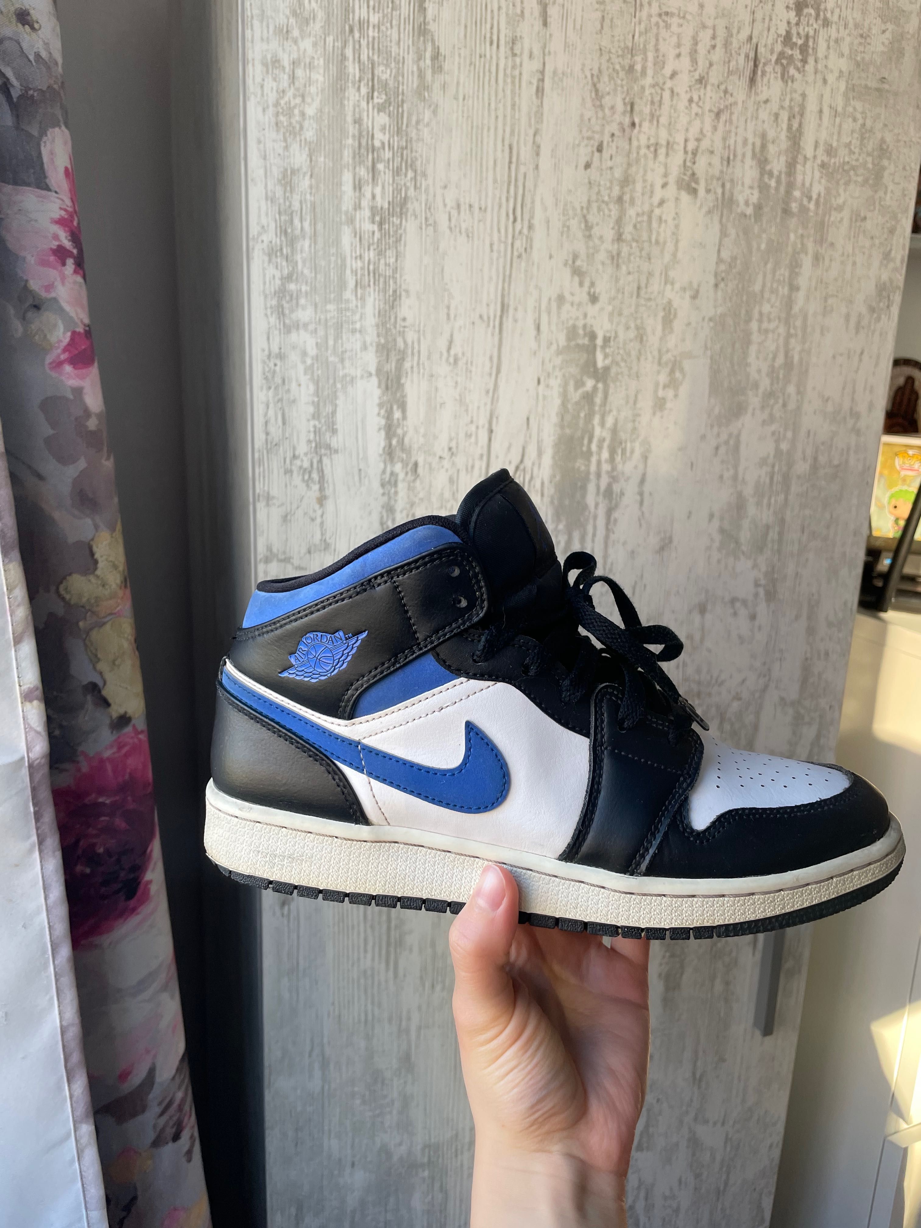 Jordan 1 Mid
White Black Racer Blue