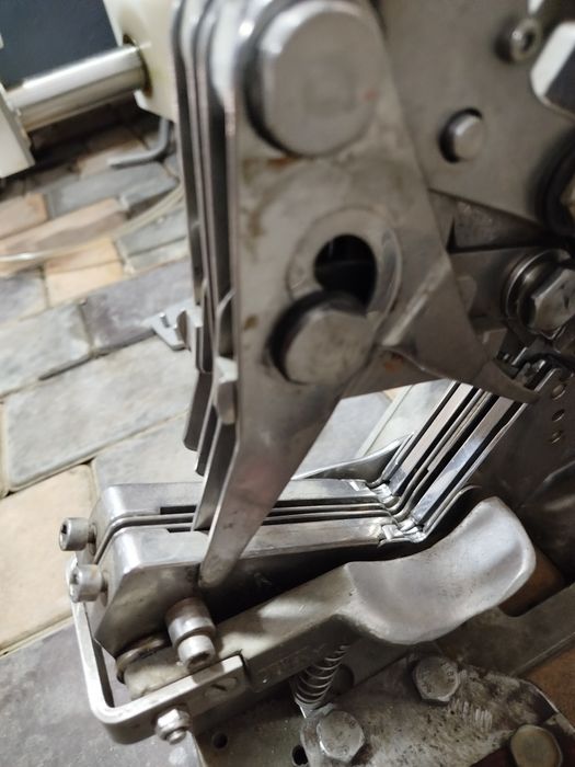 Колбасное оборудование клипсатор полу автомат Poly-clip