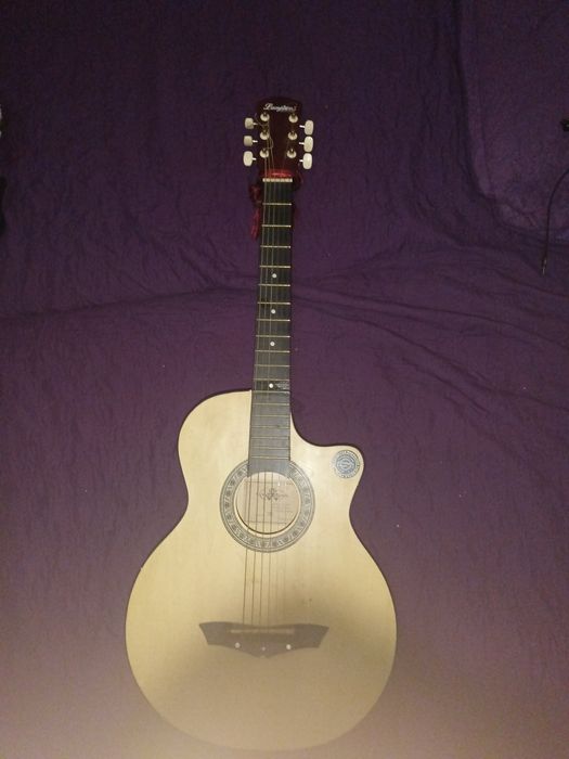 Продам гитару шестиструнную