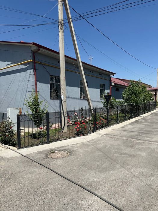 Hovli sotiladi 6 sotix 5 xona