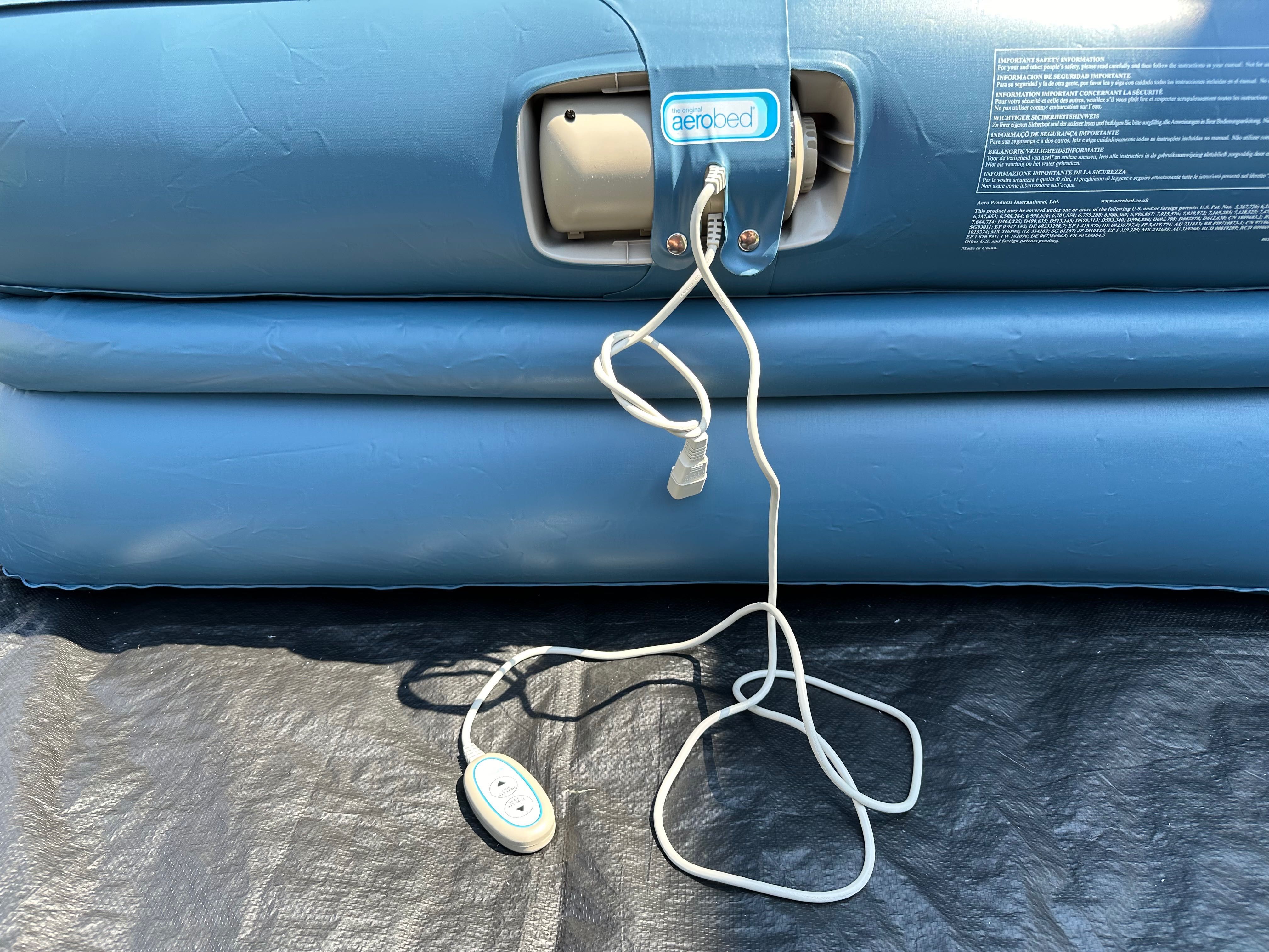 AeroBed Deluxe повдигнато въздушно легло с вградена помпа