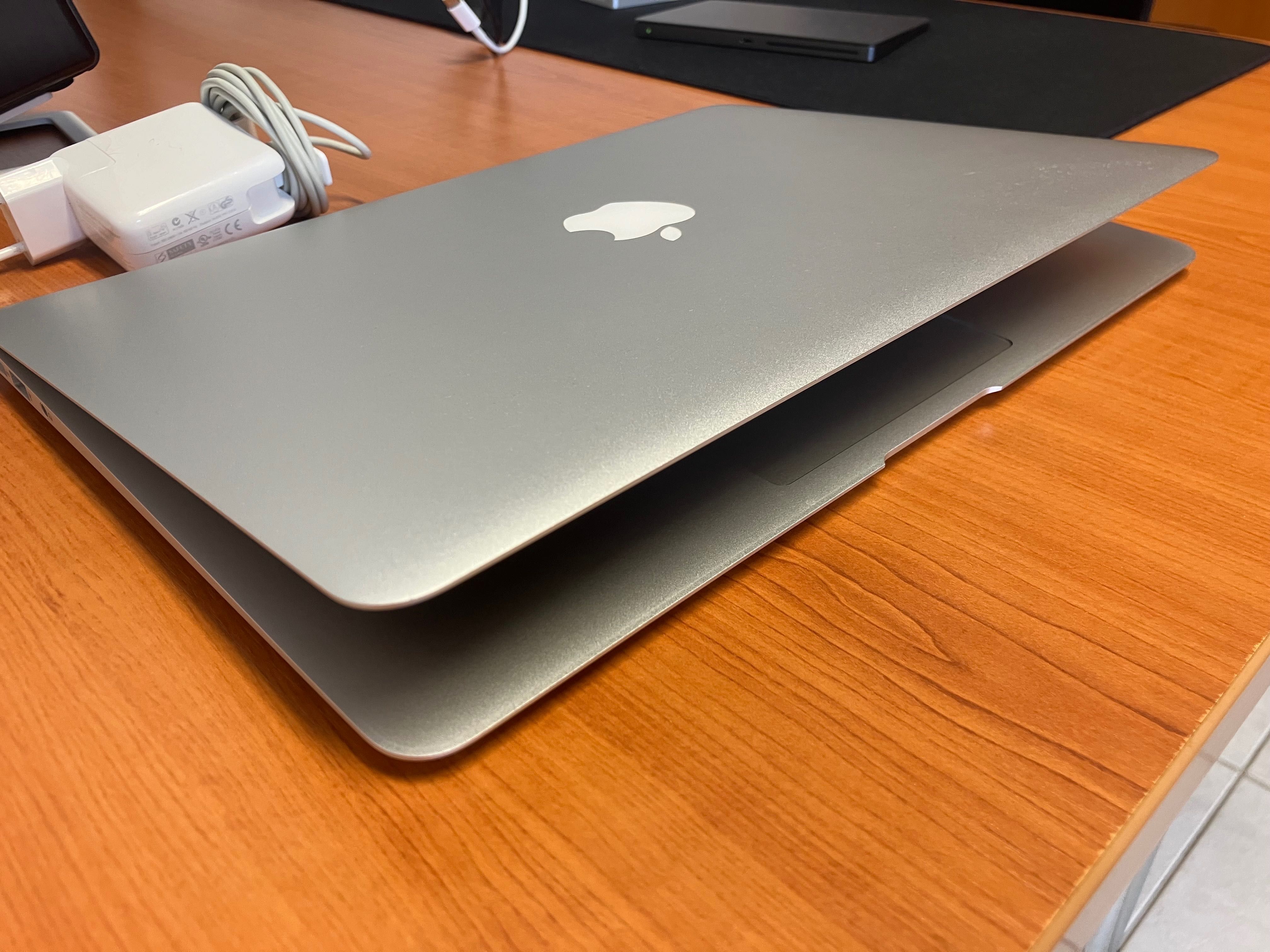 MacBook Air 13" 2015, in stare excelenta!