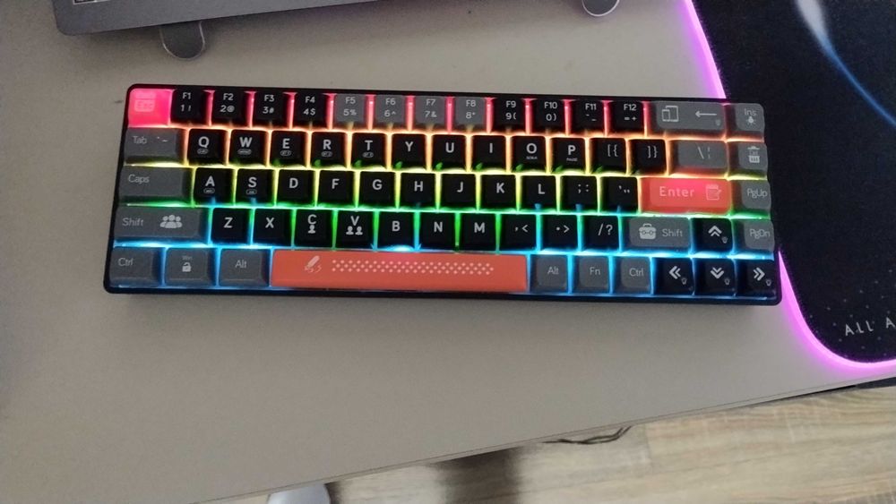 Vând laptop Lenovo în stare perfecta folosit doar o luna