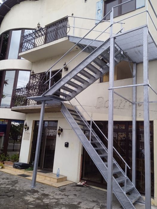 Scări metalice zincate