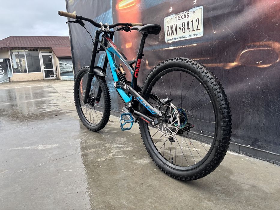 Dh bike Yt tues pro 2.0 къстъм