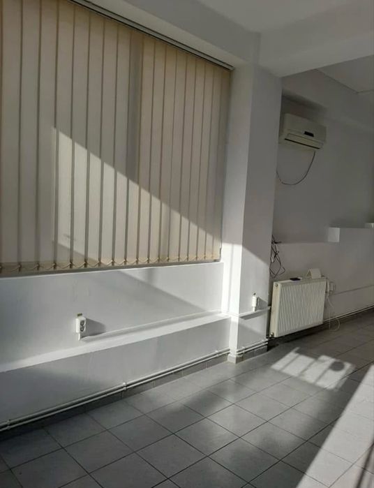 Spatiu Comercial de Inchiriat Vasile Aron. Intrare din strada.