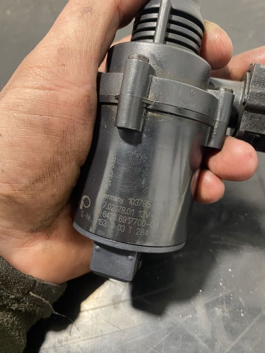 Pompa secundara auxiliara Recirculare apa BMW Seria 7 E38 | 6917700