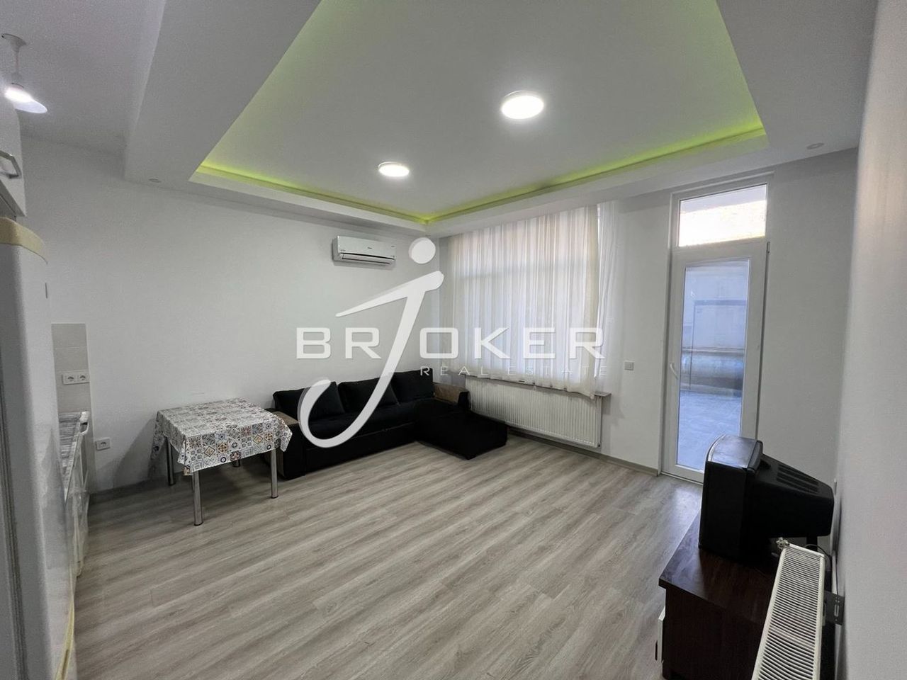 Продава се Двустаен апартамент в Кърджали, Център - 68 кв.м за 1471 €/кв.м - Снимка #1