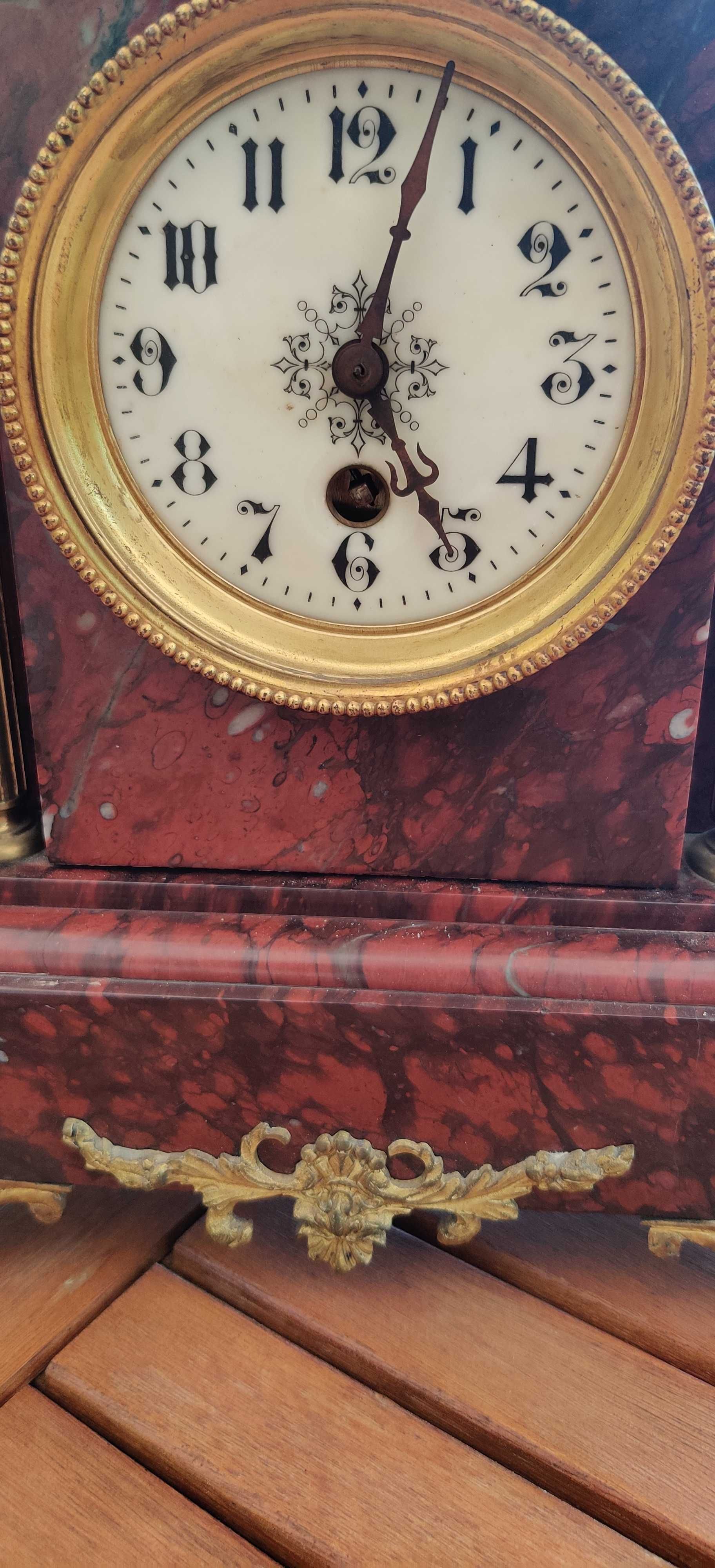 Античен френски мраморен каминен механичен  часовник.