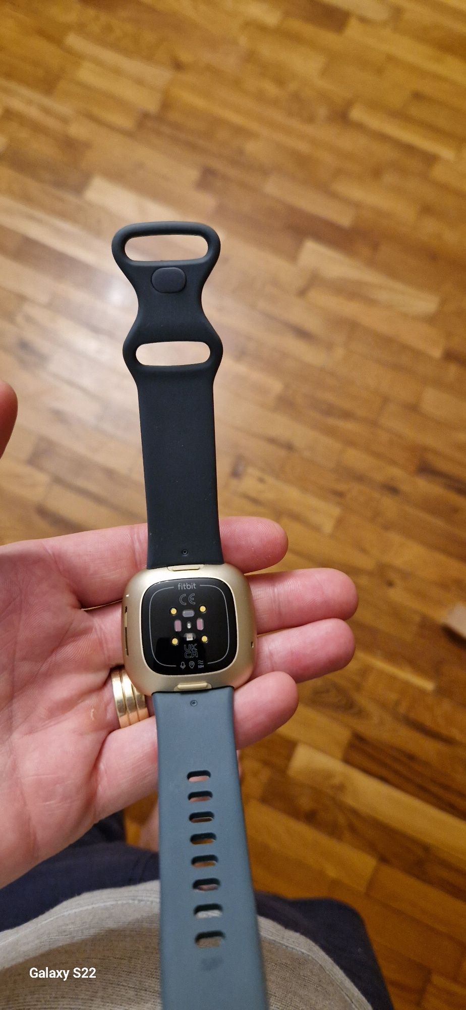 Vând smartwatch Fitbit versa3 aproape nou