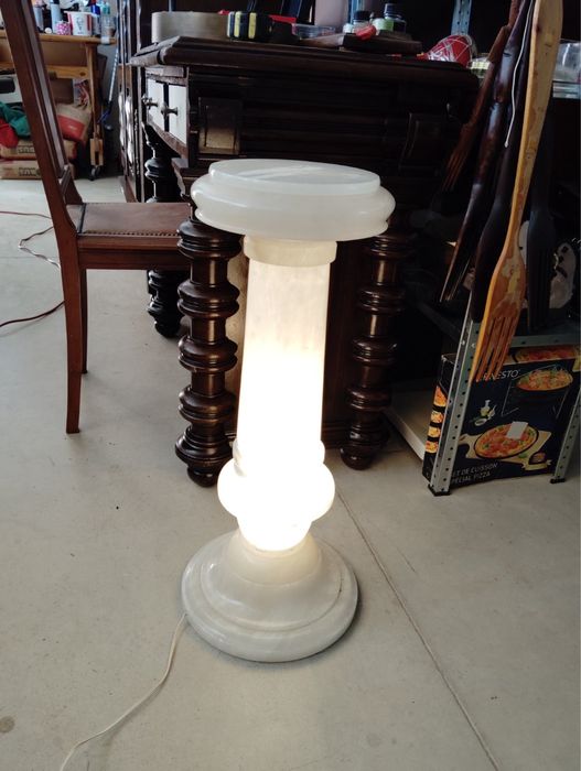 Мраморен постамент