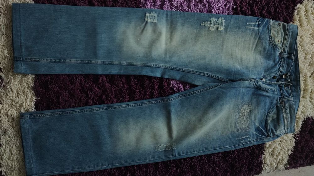 Blugi bărbați ca noi.