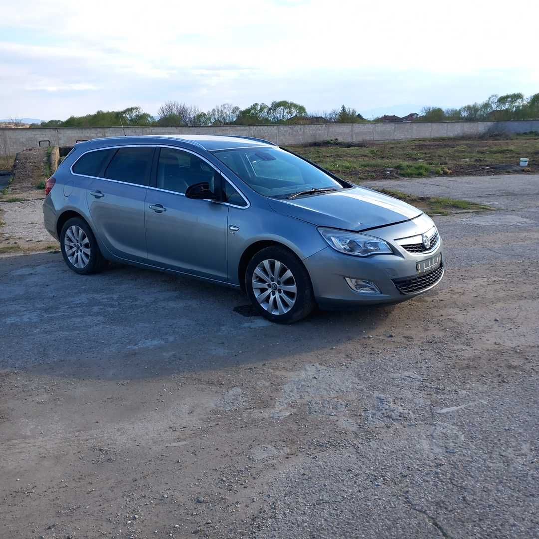 Опел Астра J 2,0 CDTI комби 2011/Astra J Sports Tourer 2,0 CDTI silver