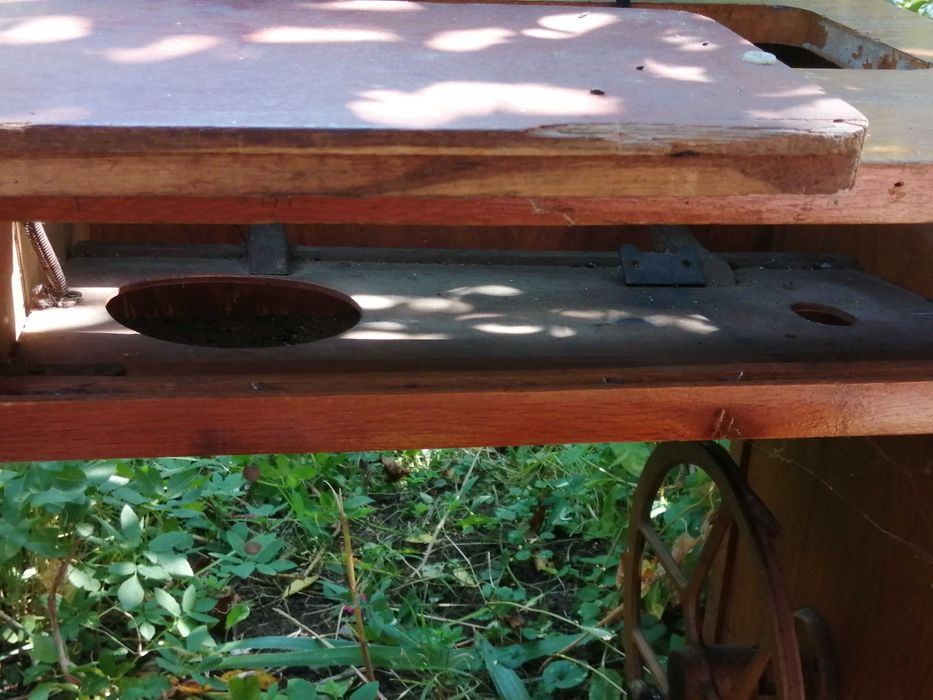 Vând mașină de cusut Veronica, anul 1977, Cugir