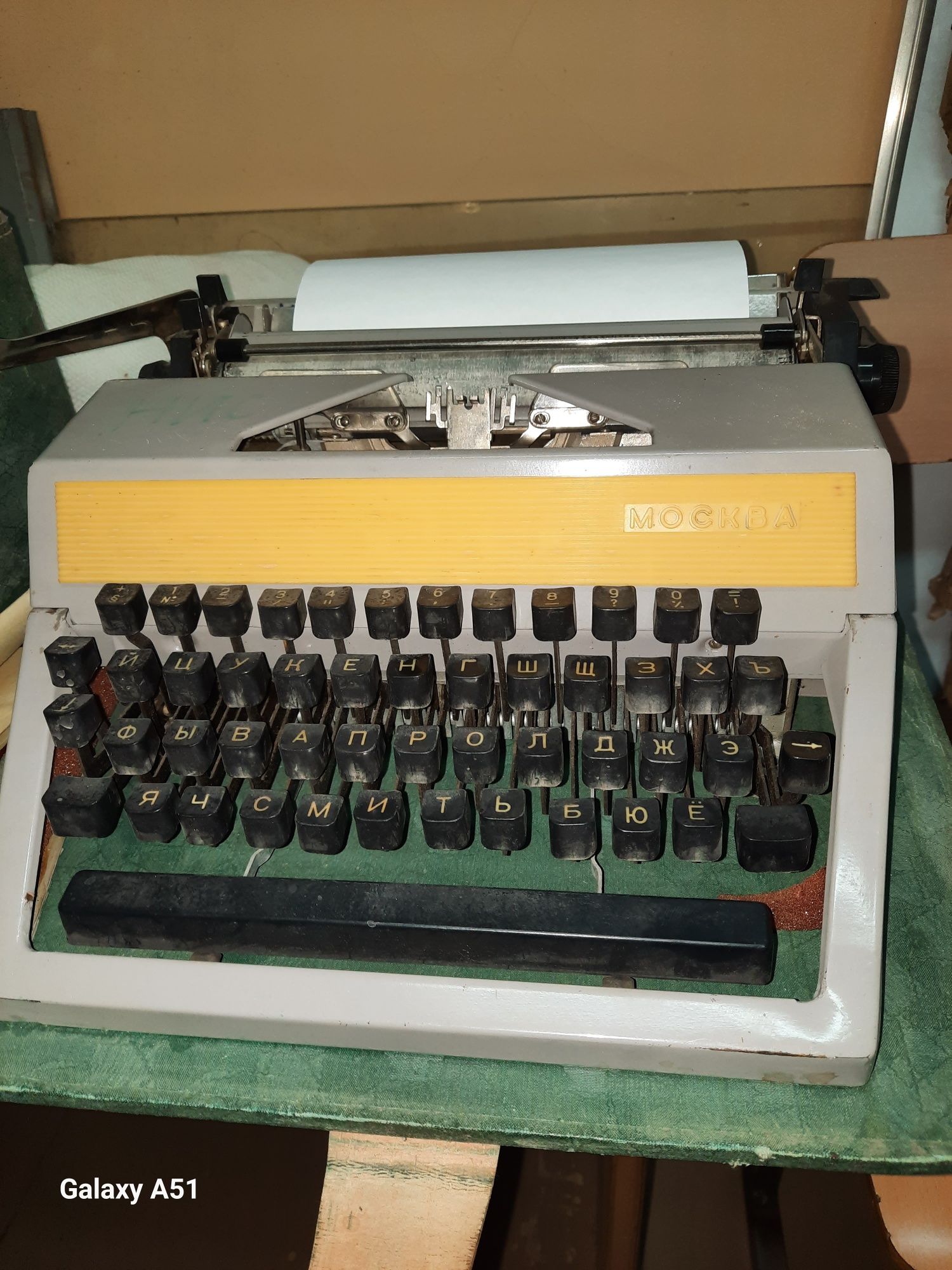 Ретро печатная машинка с чемоданом