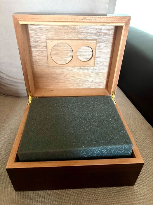 Луксозен хумидор за пури с аксесоари – Чисто нов