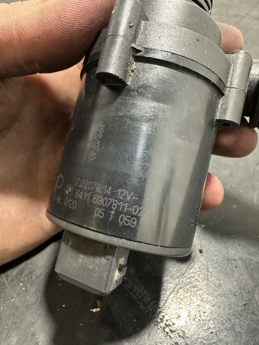 Pompa recirculare apa BMW X5 E53 auxiliara 6907811