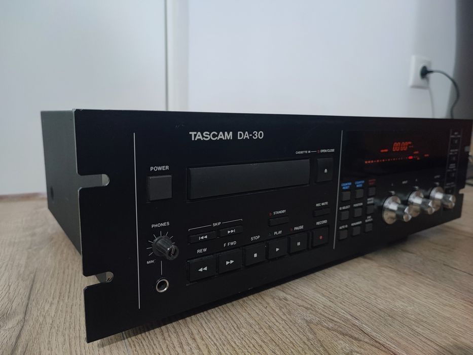 Deck Tascam DA-30 digital audio recorder DAT