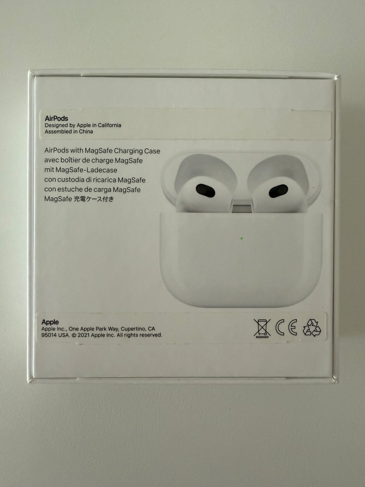 Продам оригинальные наушники Airpods 3rd generation magsafe