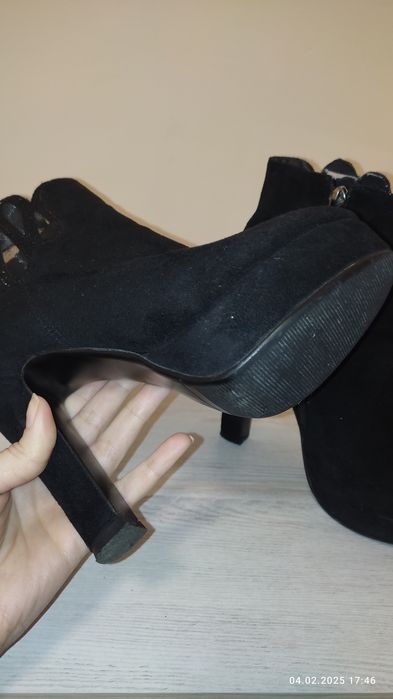 Срочно продам Сапожки замшевые .
