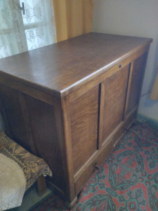 Стари дървени скринове