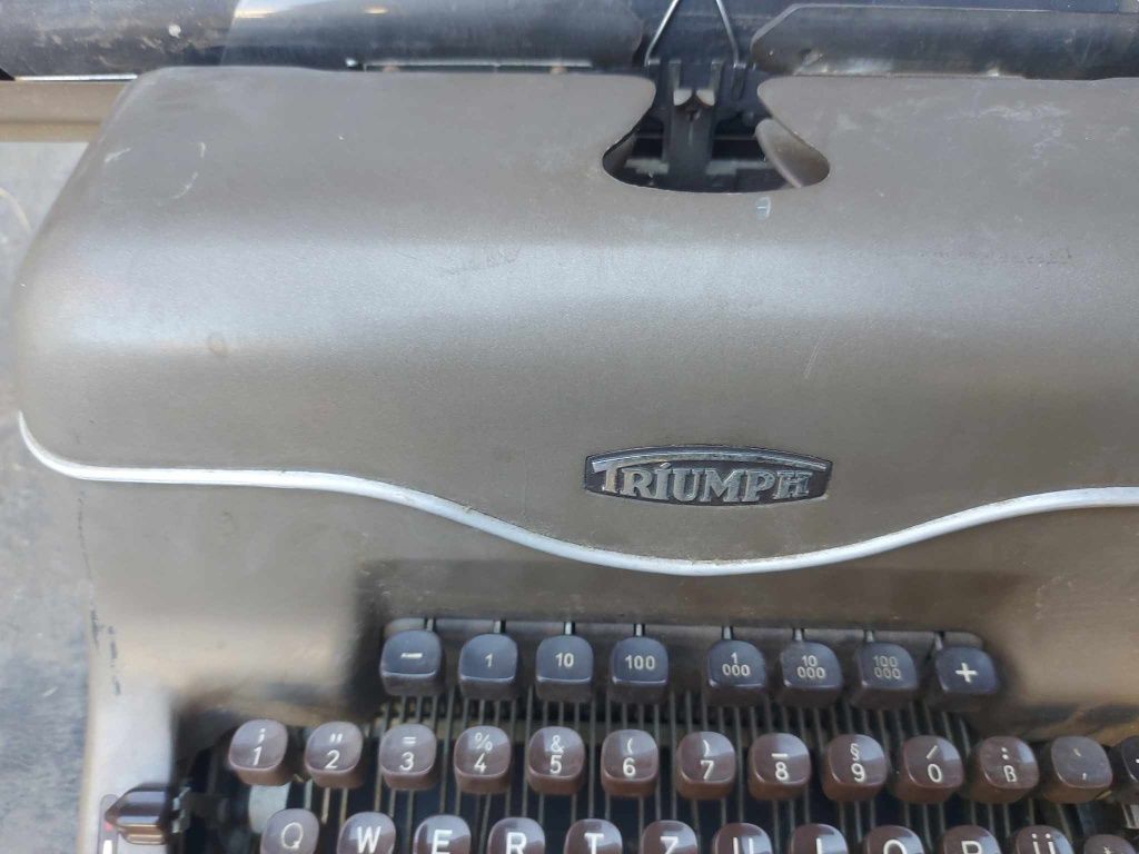 Vând o mașină de scris clasică Triumph Matura