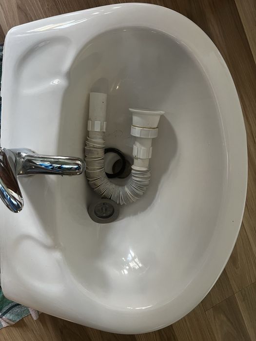 Продавам фаянсова мивка за баня