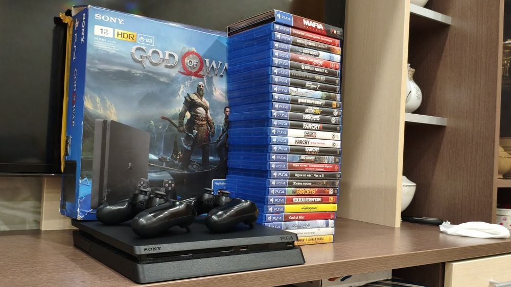 PS4 slim 1TB,большой комплект из 30 игр в отличном состоянии