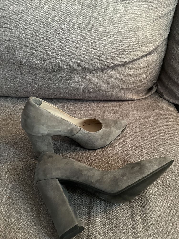 Pantofi gri cu toc
