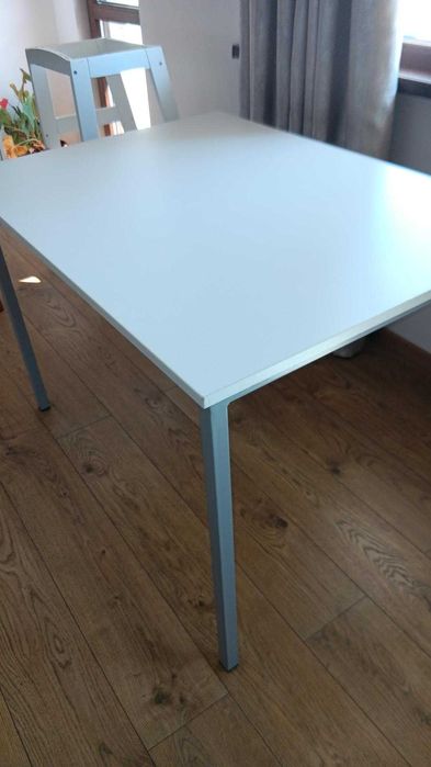 Маса/бюро с метални крака