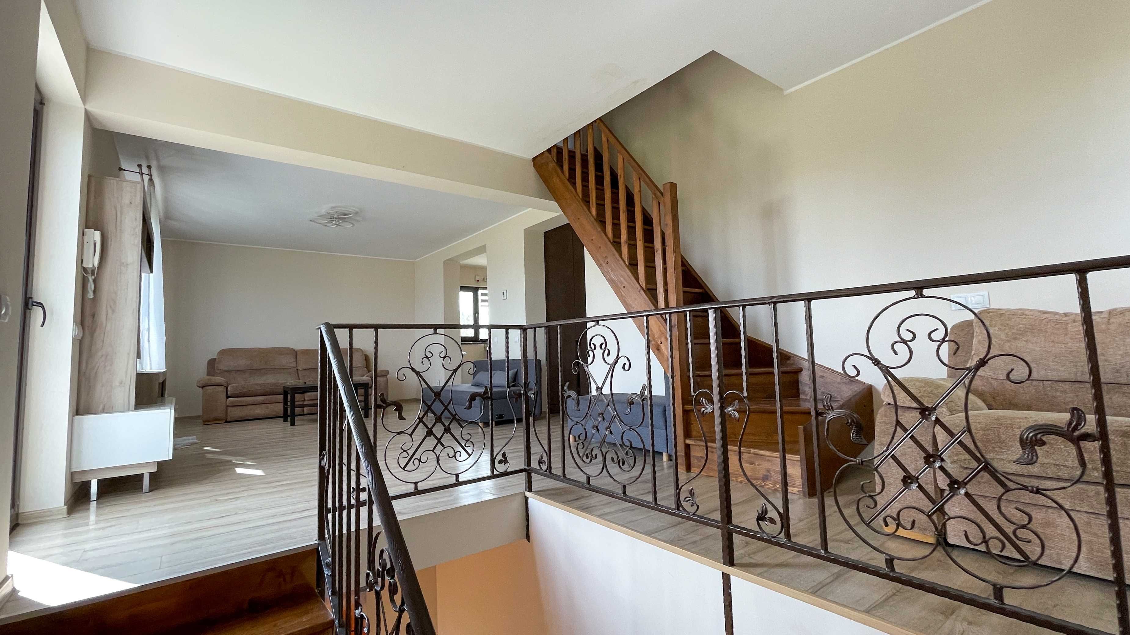 P.F. Inchiriez casa  tip duplex cu 3 camere , curte si parcare proprie