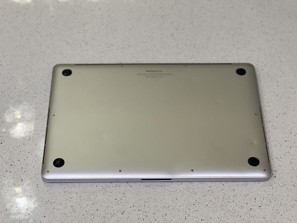 Macbook pro retina 15 , i7, 16 gb, 256 nvme ssd