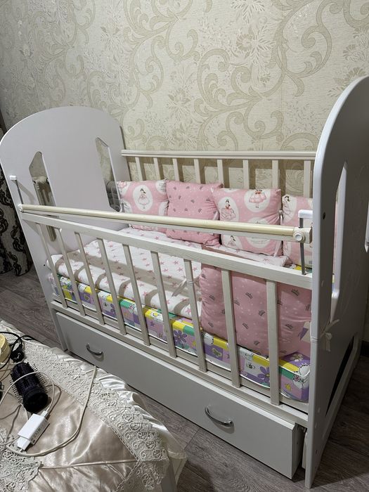 Продам детскую кровать качалку
