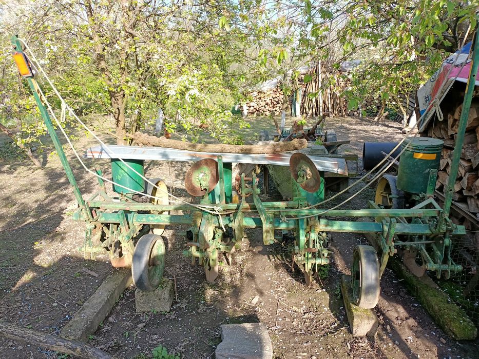 Vând semănătoare porumb John Deere