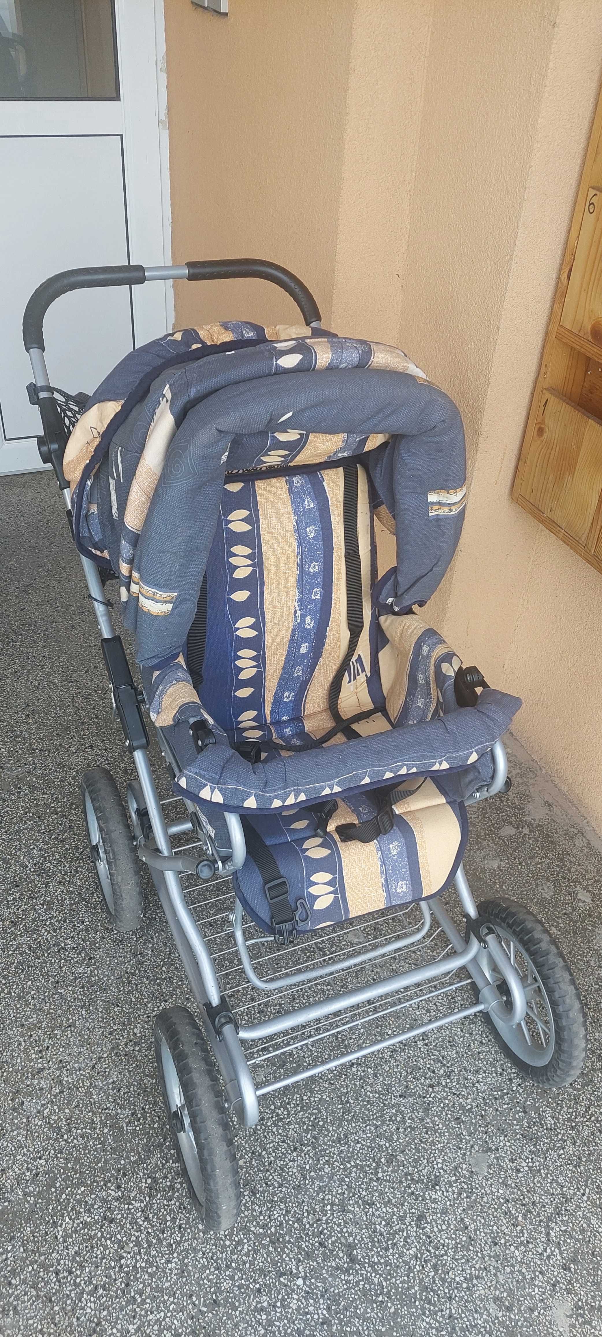 Детска количка с променяща се форма