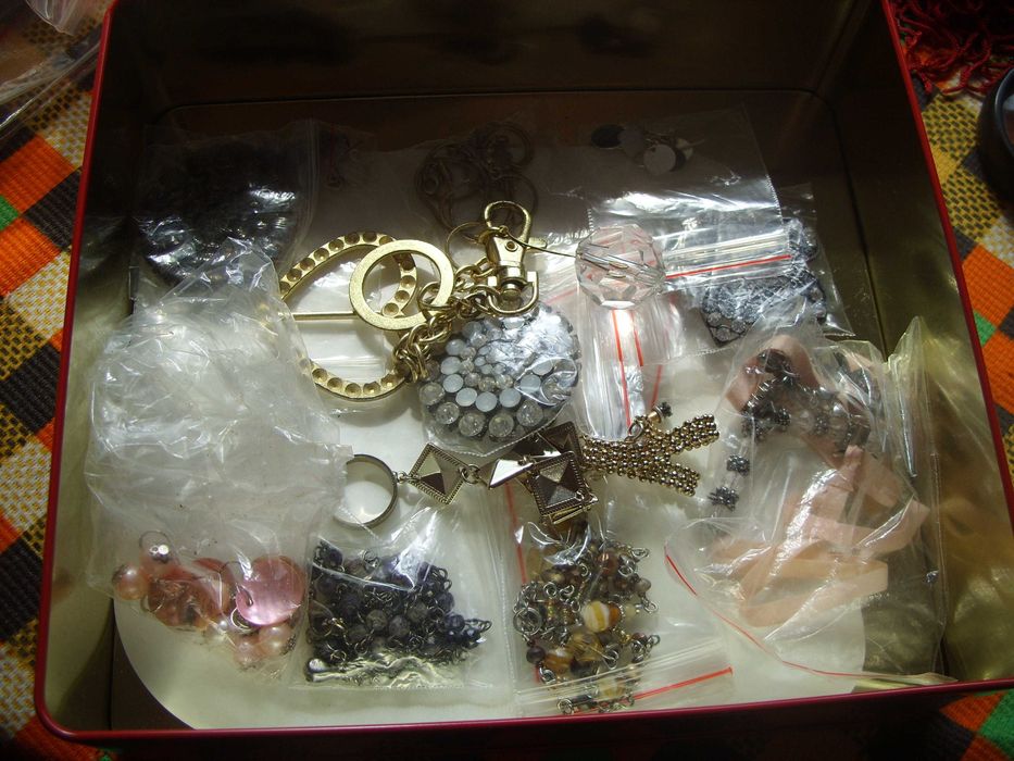 брошки и огарлици