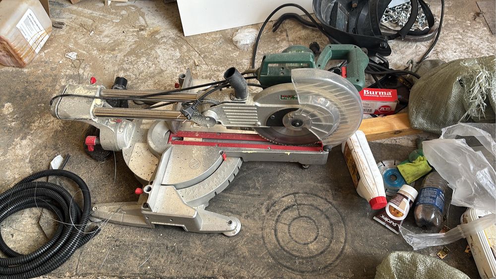 Углорез по дереву dwt, почти новый.