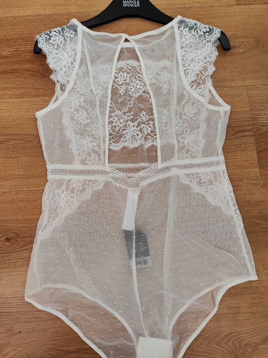 Бяло дантелено боди
