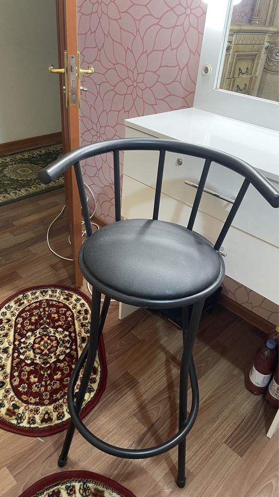 Визажный стол и стулья барный