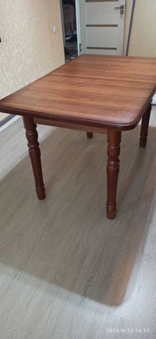 Продается стол в гостиную