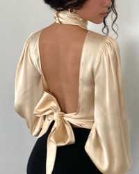 Сатенена блуза с гол гръб