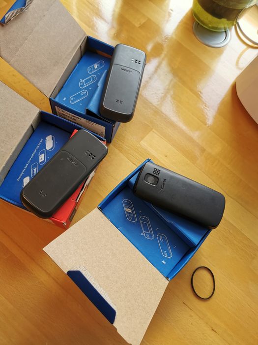 Vând Nokia 110 telefon cu butoane,cutie, încărcător, hands free