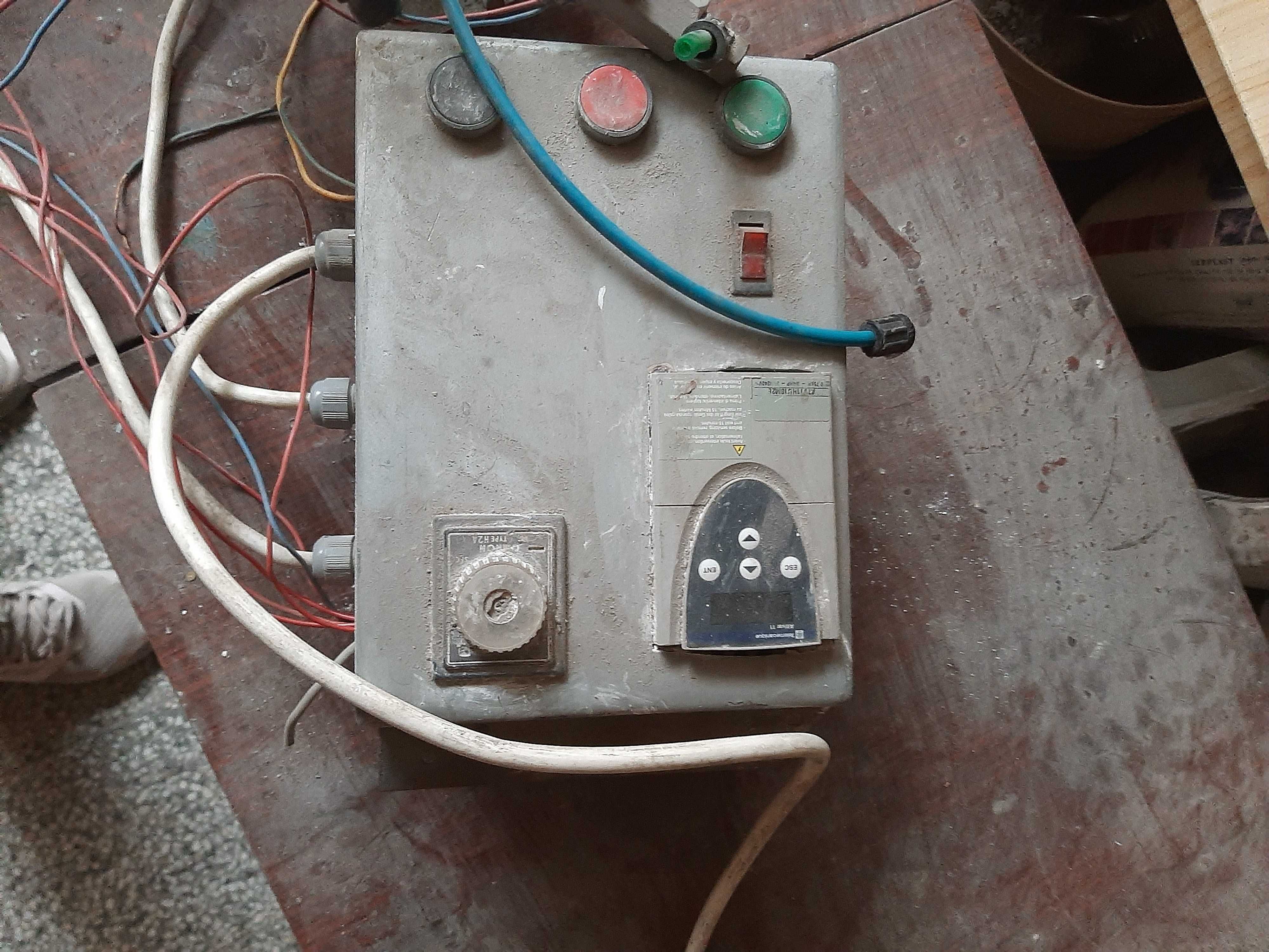 Червяк с електрическо табло на трифазен ток
