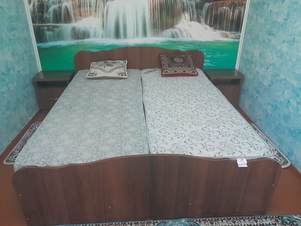Кровать двуспальная с тумбочками.