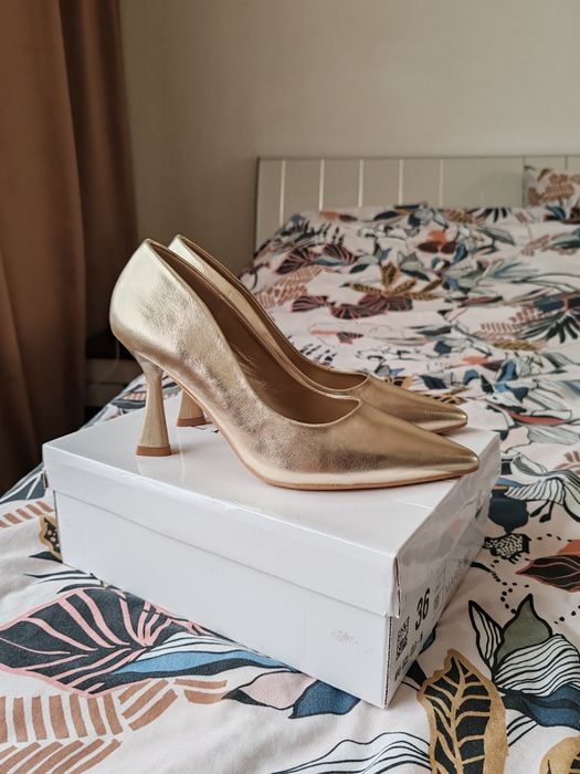 Pantofi cu toc stiletto, auriu, marimea 36, noi