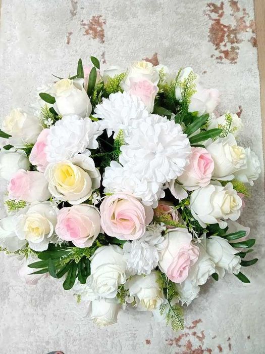 Vand aranjamente florale si suporti pentru evenimente.